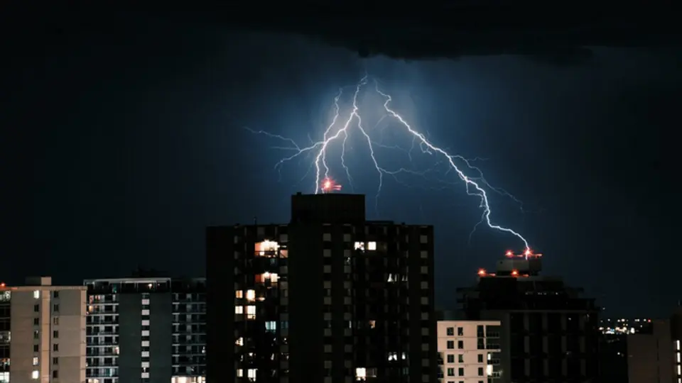 Las tormentas eléctricas son fenómenos naturales caracterizados por descargas de energía en la atmósfera / FREEPIK
