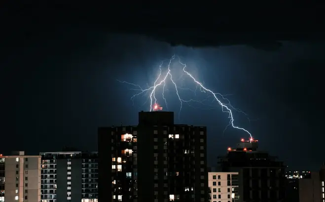 Las tormentas eléctricas son fenómenos naturales caracterizados por descargas de energía en la atmósfera / FREEPIK