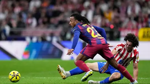 Jules Kundé sale con balón a velocidad l AP
