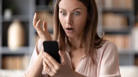 Los delincuentes usan la manipulación emocional para lograr su objetivo. / iStock