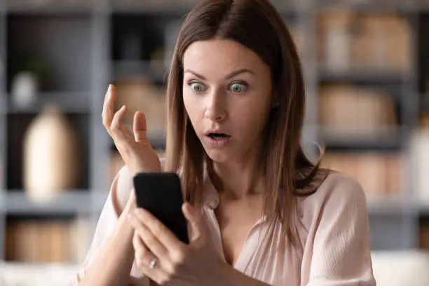 Los delincuentes usan la manipulación emocional para lograr su objetivo. / iStock