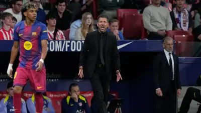 ¡Deplorable! Aficionados del Barcelona arrojan objetos al autobús del Atlético de Madrid a su llegada al Camp Nou