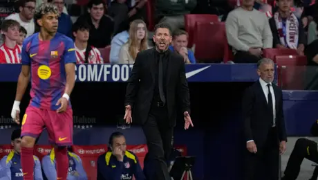 ¡Deplorable! Aficionados del Barcelona arrojan objetos al autobús del Atlético de Madrid a su llegada al Camp Nou