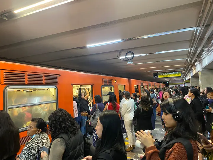 El Metro CDMX informó que el retraso se debió al retiro de un tren para revisión. / Laura Medrano