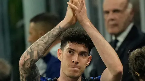 Alessandro Bastoni aplaudiendo en el Inter de Milán l AP