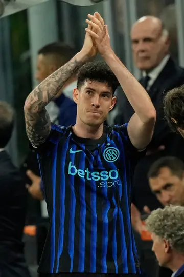Alessandro Bastoni aplaudiendo en el Inter de Milán l AP