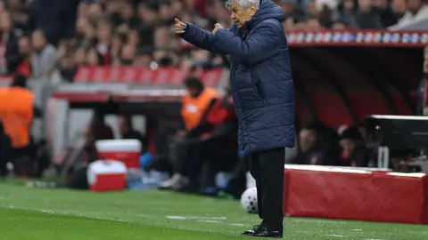 El técnico rumano Mircea Lucescu en el repechaje mundialista contra Turquía | AP