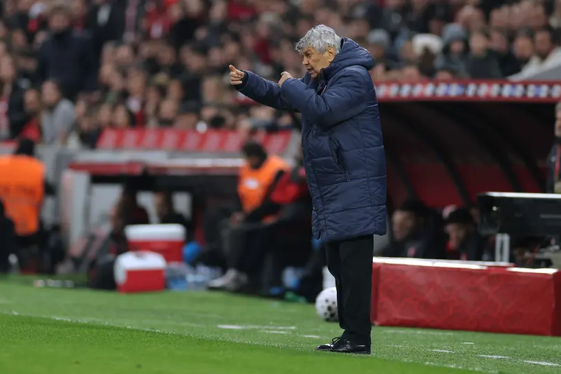 El técnico rumano Mircea Lucescu en el repechaje mundialista contra Turquía | AP