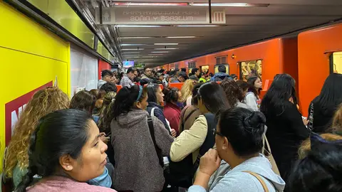 Aglomeraciones y caos se registraron en estaciones de la Línea 3 durante la hora pico. / Laura Medrano