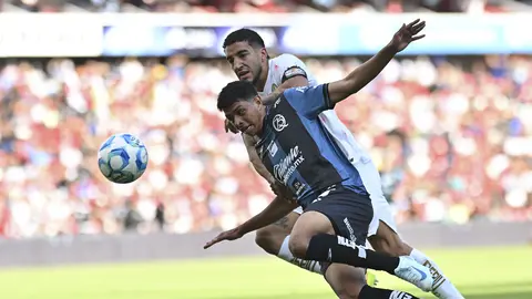 Juan Cázarez peleando un balón con Federico Pereira l IMAGO7