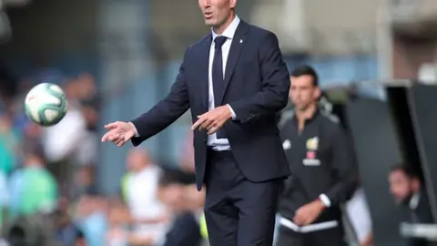 Zinedine Zidane dirigiendo en un partido l AP