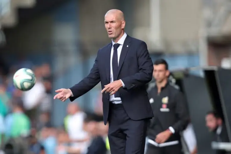 Zinedine Zidane dirigiendo en un partido l AP