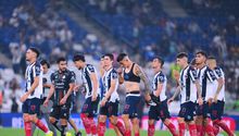 Jugadores de Rayados de Monterrey en lamento tras la derrota contra Atlético San Luis | MEXSPORT