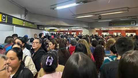 Usuarios de la Línea 3 del Metro CDMX enfrentaron retrasos de hasta 30 minutos la mañana de este martes. / Laura Medrano