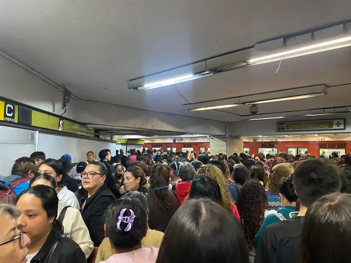 Usuarios de la Línea 3 del Metro CDMX enfrentaron retrasos de hasta 30 minutos la mañana de este martes. / Laura Medrano