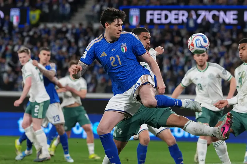 Alessandro Bastoni jugando con la selección italiana l AP