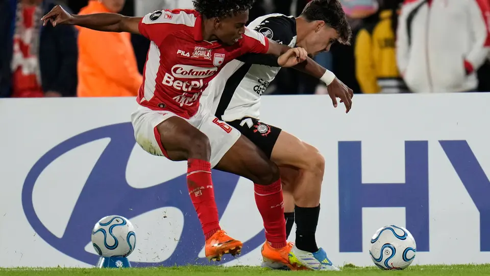 Jugadores de Corinthians y Santa Fe disputando el balón