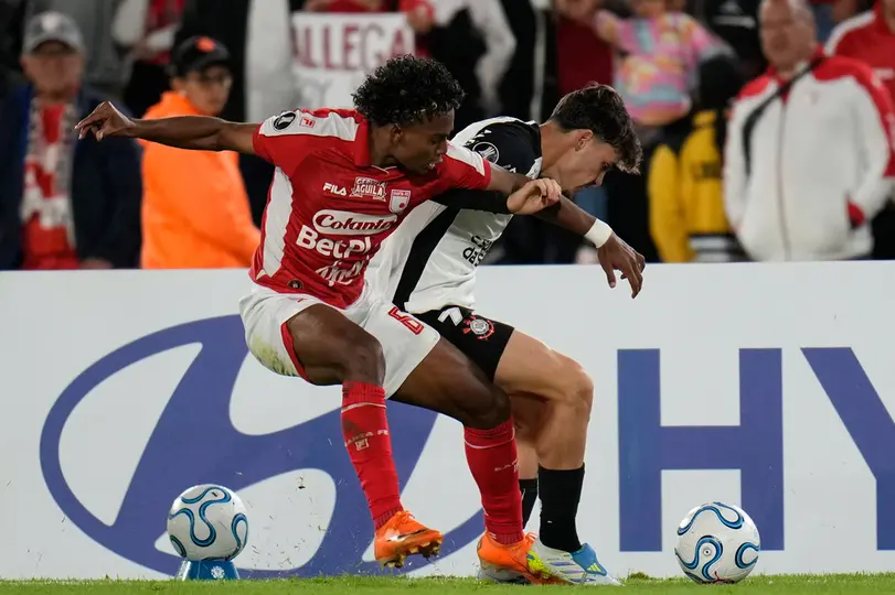 Jugadores de Corinthians y Santa Fe disputando el balón