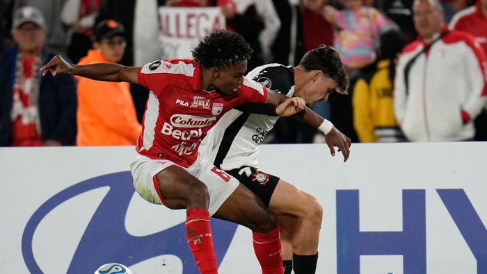 Jugadores de Corinthians y Santa Fe disputando el balón | AP