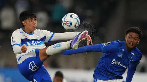 Sebastian Arancibia, de Universidad Católica, disputa un balón con Kaique Kenji de Cruzeiro | AP