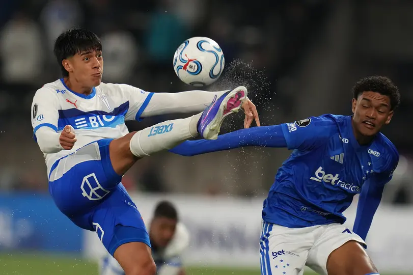Sebastian Arancibia, de Universidad Católica, disputa un balón con Kaique Kenji de Cruzeiro | AP