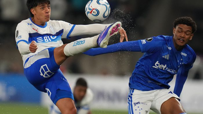 Sebastian Arancibia, de Universidad Católica, disputa un balón con Kaique Kenji de Cruzeiro | AP