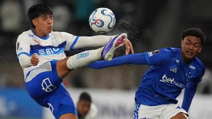 Sebastian Arancibia, de Universidad Católica, disputa un balón con Kaique Kenji de Cruzeiro | AP