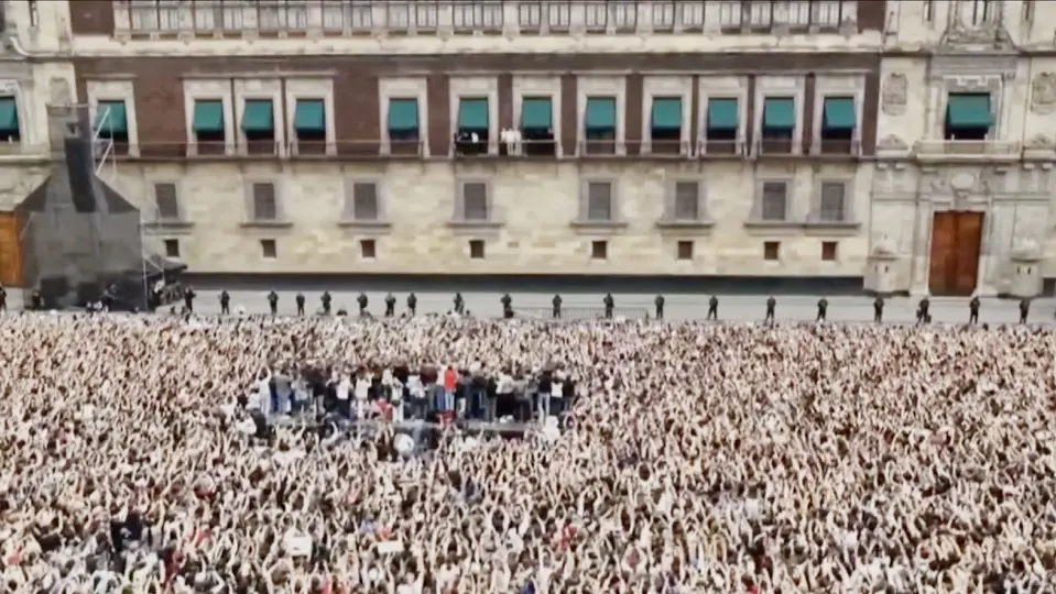 Más de 50 mil personas se dieron cita a la plancha del Zócalo para ver por unos minutos a BTS / Especial