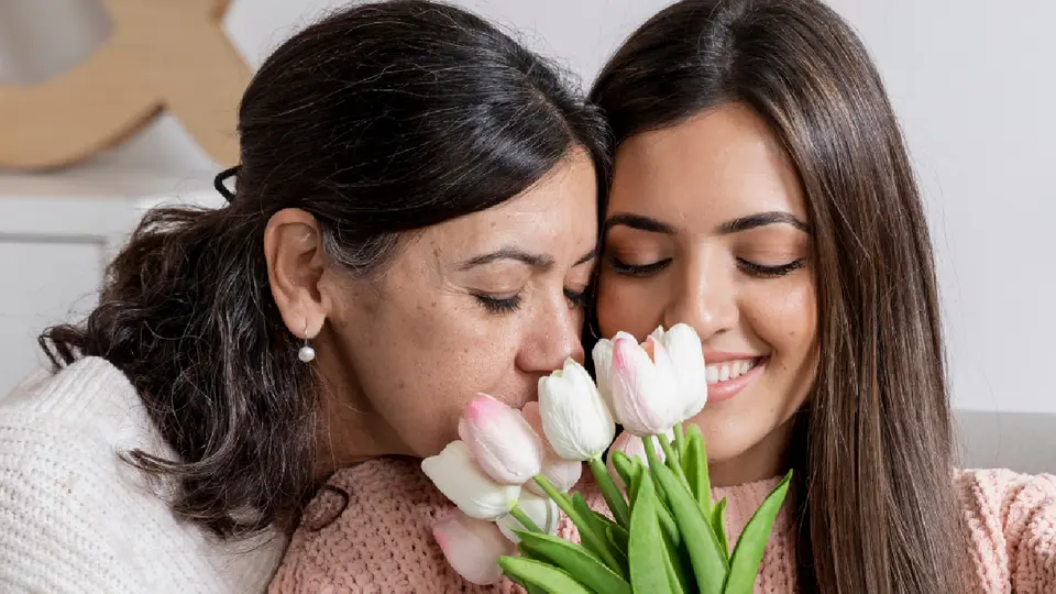 Los ciberdelincuentes aprovechan fechas especiales como el Día de las Madres para engañar a las personas / Magnific