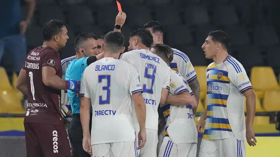 El árbitro Carlos Betancur expulsa a Santiago Ascacibar | AP