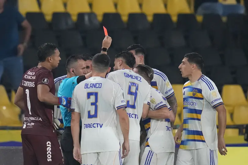 El árbitro Carlos Betancur expulsa a Santiago Ascacibar | AP