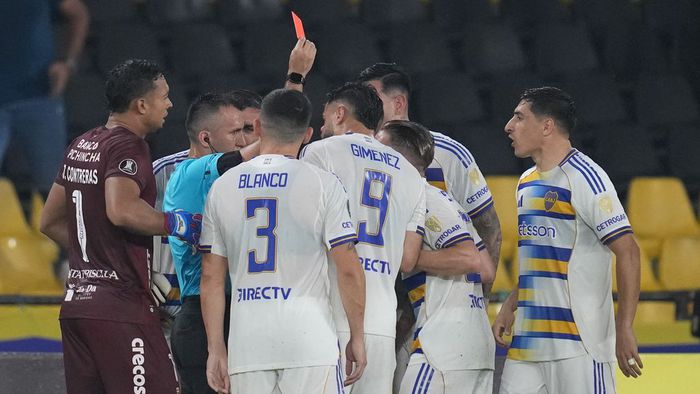 El árbitro Carlos Betancur expulsa a Santiago Ascacibar | AP