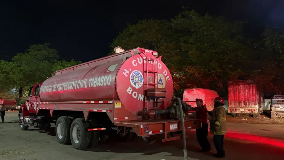 Los Bomberos lograron controlar las llamas para que no abarcaran más zonas de la Feria de Tabasco / Especial