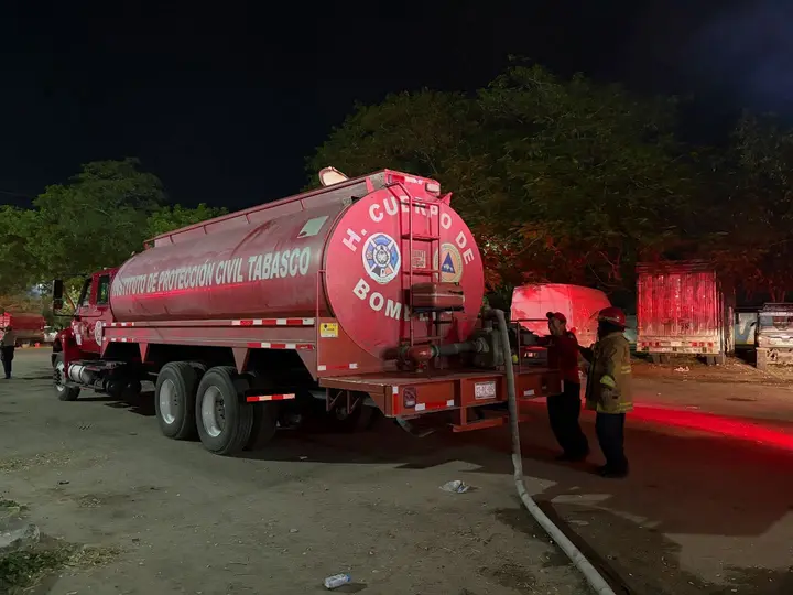 Los Bomberos lograron controlar las llamas para que no abarcaran más zonas de la Feria de Tabasco / Especial