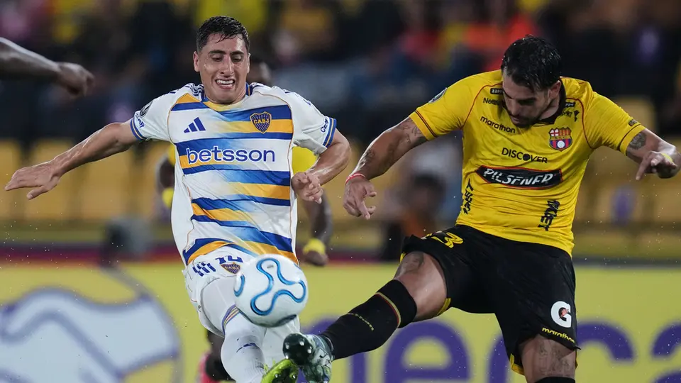 Miguel Merentiel de Boca pelea el balón con Cristhian Baez de Barcelona | AP