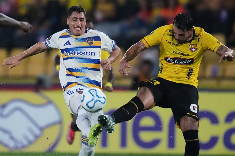 Miguel Merentiel de Boca pelea el balón con Cristhian Baez de Barcelona | AP