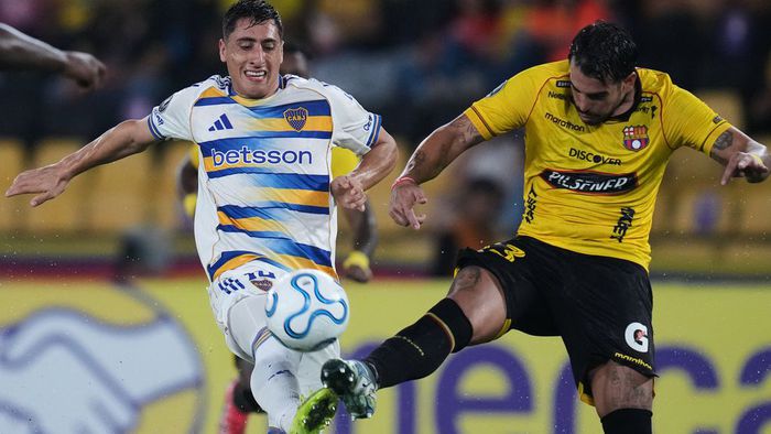 Miguel Merentiel de Boca pelea el balón con Cristhian Baez de Barcelona | AP