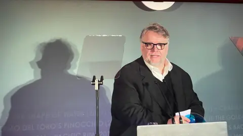 Guillermo del Toro recibió el BFI Fellowship, el máximo reconocimiento del Instituto Británico de Cine. /  FB: Embamex Reino Unido