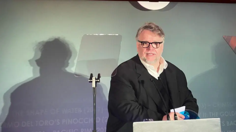 Guillermo del Toro recibió el BFI Fellowship, el máximo reconocimiento del Instituto Británico de Cine. /  FB: Embamex Reino Unido