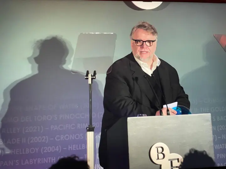 Guillermo del Toro recibió el BFI Fellowship, el máximo reconocimiento del Instituto Británico de Cine. /  FB: Embamex Reino Unido