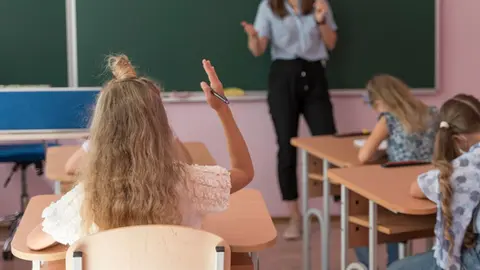Las altas temperaturas y la Copa del Mundo fueron el detonante para el recorte del Calendario Escolar / Magnific