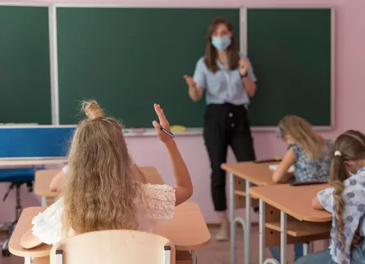 Las altas temperaturas y la Copa del Mundo fueron el detonante para el recorte del Calendario Escolar / Magnific
