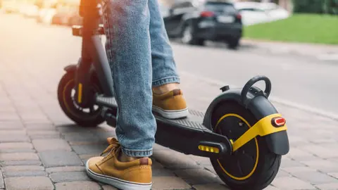 Las motos eléctricas y scooters tendrán nuevas reglas de circulación en CDMX a partir de este 2026. /iStock