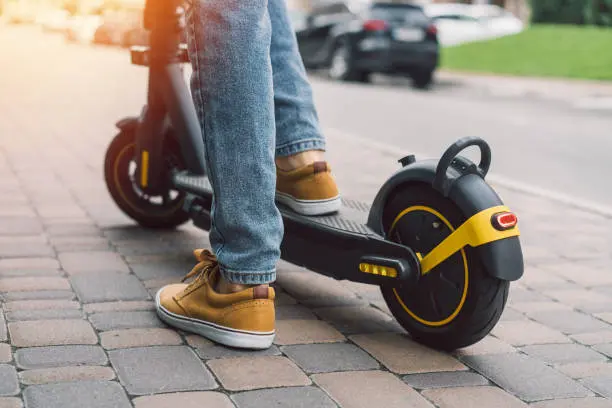 Las motos eléctricas y scooters tendrán nuevas reglas de circulación en CDMX a partir de este 2026. /iStock
