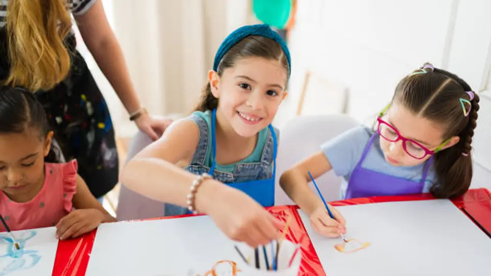Algunos planteles realizarán festivales y convivios para celebrar a las madres de familia. / iStock