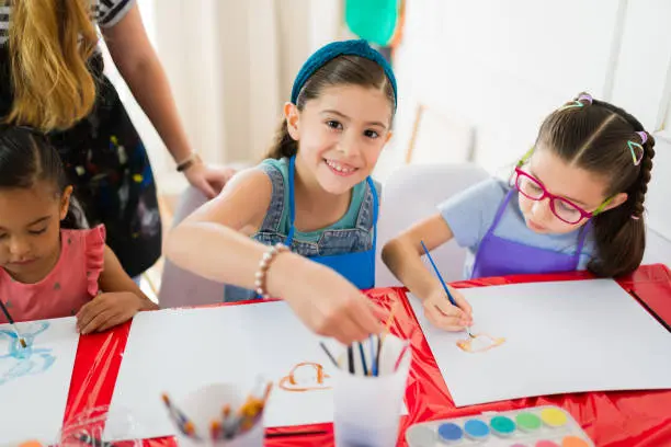 Algunos planteles realizarán festivales y convivios para celebrar a las madres de familia. / iStock