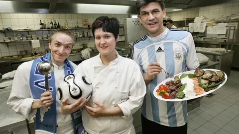 El chef Andreas Bockel junto a los cocineros Tina Guhnler y Torsten Muehlberg en la cocina del Hotel, donde se alojará la selección de Argentina el Mundial de Alemania 2006 | AFP