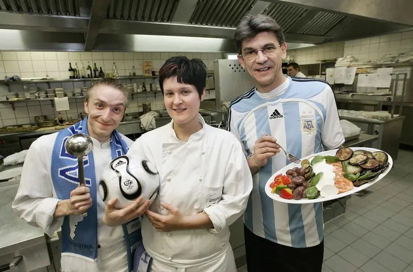 El chef Andreas Bockel junto a los cocineros Tina Guhnler y Torsten Muehlberg en la cocina del Hotel, donde se alojará la selección de Argentina el Mundial de Alemania 2006 | AFP