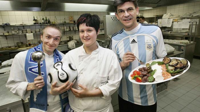 El chef Andreas Bockel junto a los cocineros Tina Guhnler y Torsten Muehlberg en la cocina del Hotel, donde se alojará la selección de Argentina el Mundial de Alemania 2006 | AFP