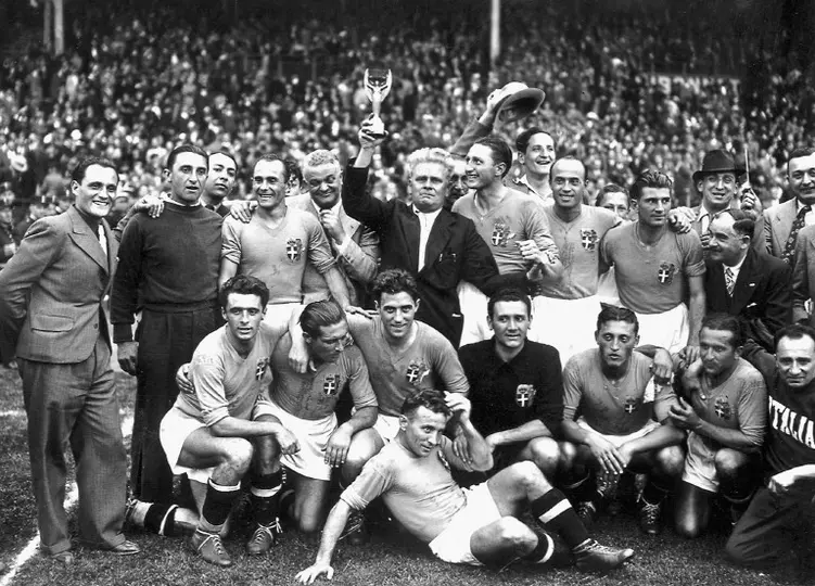 Italia saliendo Campeón del Mundo en Francia 1938 | AFP